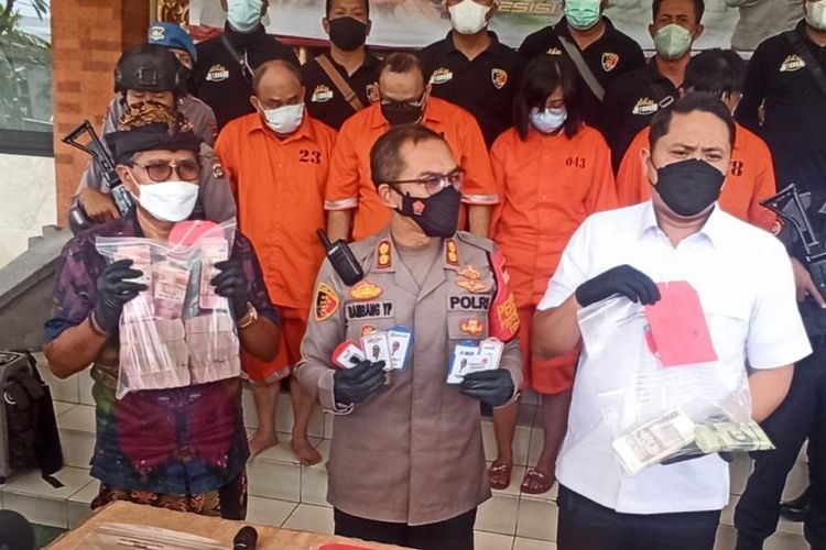 Kapolresta Denpasar AKBP Bambang Yugo Pamungkas (tengah) saat menunjukan barang bukti kasus penipuan modus tukar dollar ke rupiah. KOMPAS.com/Yohanes Valdi Seriang Ginta