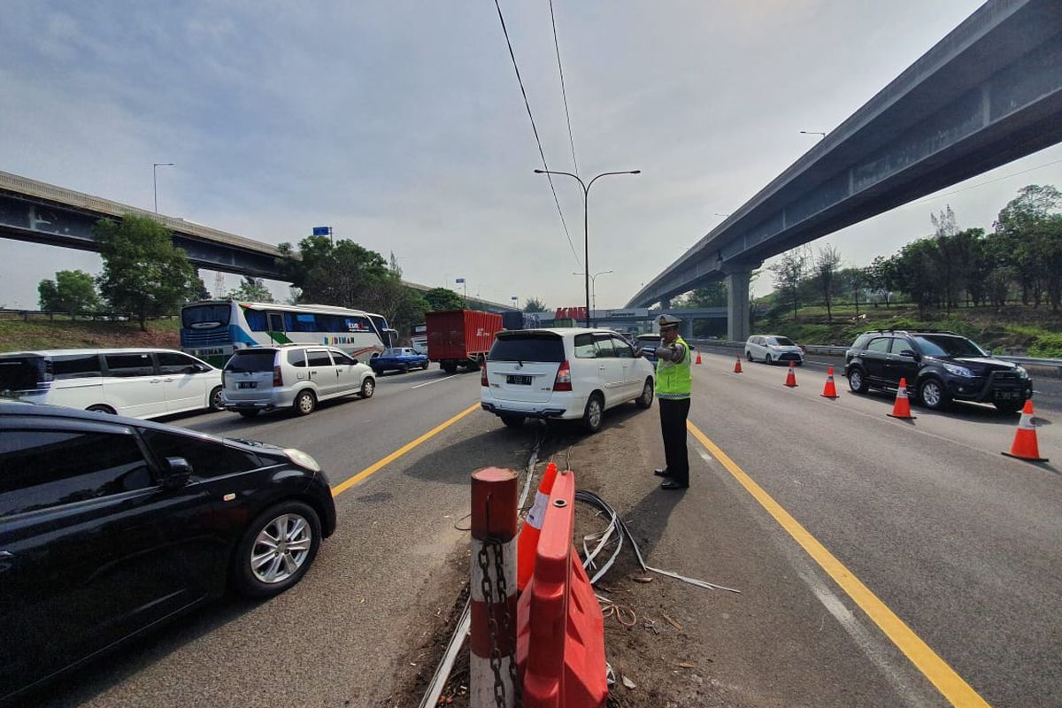 Jalan Tol Jakarta Cikampek, Minggu (22/12/2019)