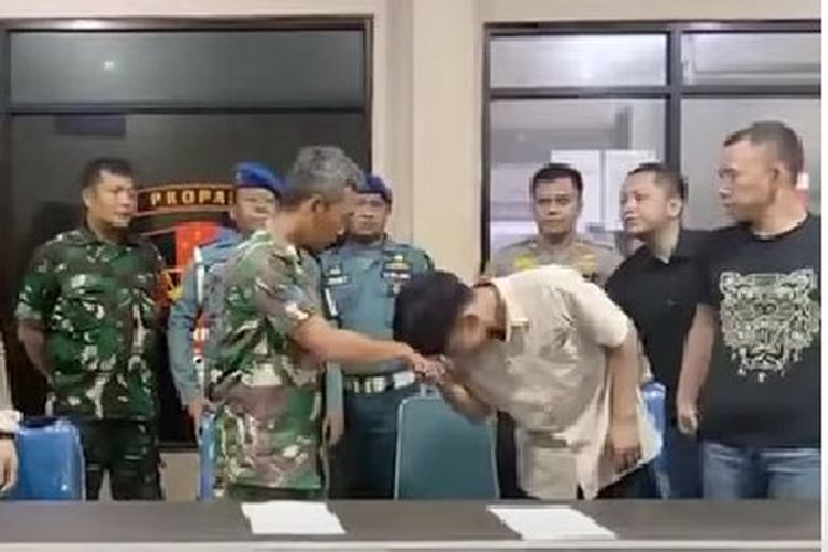 Afif, sopir mobil katering yang dihajar anggota TNI AL bernama Kopka Choirul Anam, di Cileungsi, Bogor, Jawa Barat, meminta maaf kepada pelaku.