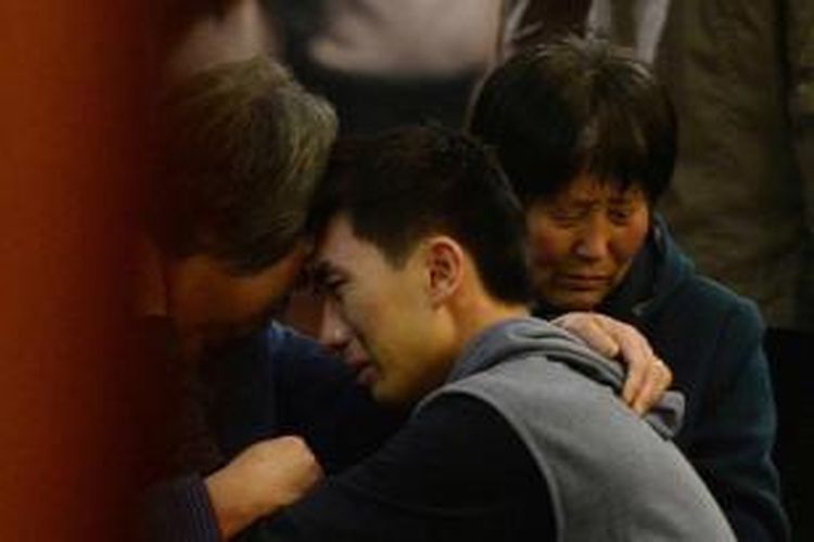 Keluarga dari penumpang Malaysia Airlines MH370 menangis setelah mendengar kabar terbaru mengenai pesawat Malaysia Airlines MH370, di Hotel di Beijing, China, Senin, 24 Maret 2014. Pemerintah Malaysia menyatakan bahwa pesawat naas tersebut jatuh di Samudra Hindia dan seluruh penumpang dan awak pesawat tewas.