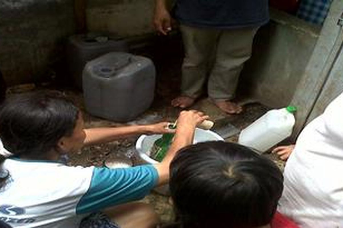 Warga RW 12 Kelurahan Bintaro, Pesanggrahan berebut lysol yang dibagikan Suku Dinas Kesehatan Jakarta Selatan, Kamis (19/8/2010). Lysol berguna untuk membersihkan lumpur yang masih menempel di lantai rumah warga korban banjir.