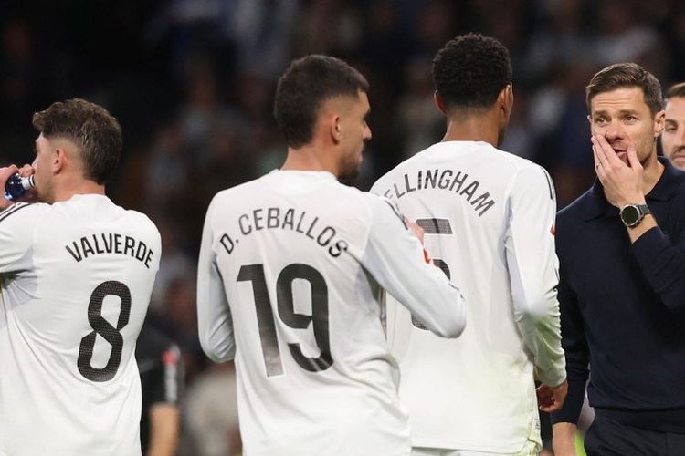 Pelatih Real Madrid, Xabi Alonso, memberikan instruksi kepada para pemainnya dalam laga lanjutan Liga Spanyol 2025-2026 di mana Los Blancos menaklukkan Valencia dengan skor telak 4-0 pada Sabtu (2/11/2025) atau Minggu dini hari WIB.