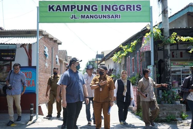  Bupati Kediri Hanindhito Himawan Pramana alias Mas Dhito melakukan survei lapangan secara langsung ke Kampung Inggris di Kecamatan Pare, Kabupaten Kediri. 