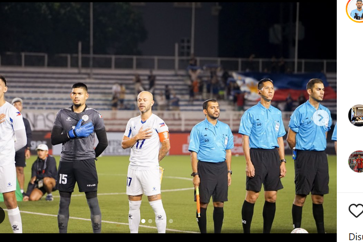 Penjaga gawang Filipina, Anthony Abadies Pinthus (kiri), ketika membela negaranya dalam Piala AFF 2022.