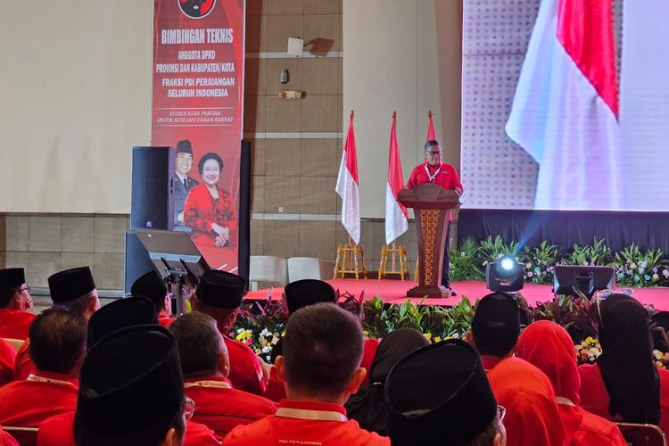 Sekjen PDI-P Hasto Kristiyanto saat memberikan bimbingan teknis (bimtek) kepada ribuan anggota DPRD Kabupaten Kota dari PDI-P, jelang pembukaan Rakernas IV PDI-P, di Jiexpo Kemayoran, Jakarta, Jumat (29/9/2023).