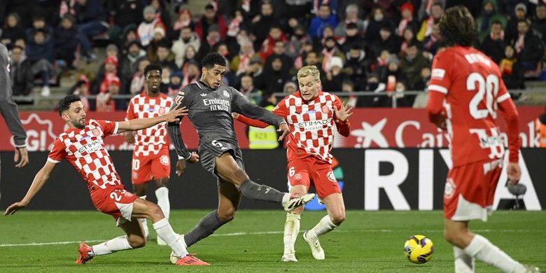 Gelandang Real Madrid Jude Bellingham (tengah/abu-abu) mencetak gol pembuka pada pertandingan Liga Spanyol antara Girona vs Real Madrid di Stadion Montilivi di Girona pada Sabtu 7 Desember 2024.