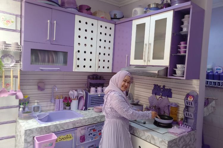Pelopor Purple Lovers Community (PLC) Semarang, Yuli Fitriani menunjukkan perabotan di dapurnya berwarna serba ungu, Senin (24/6/2034).