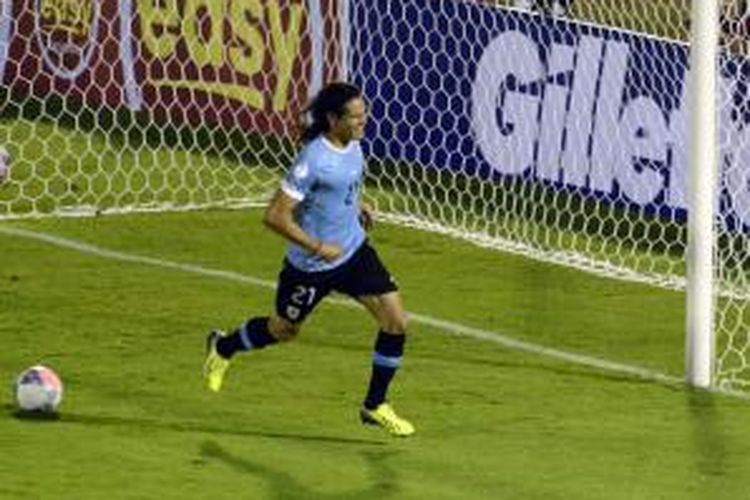 Aksi penyerang Uruguay Edinson Cavani usai membobol gawang Argentina, pada laga kualifikasi Piala Dunia 2014 zona Amerika Selatan, di Montevideo, Rabu (16/10/2013) pagi WIB.