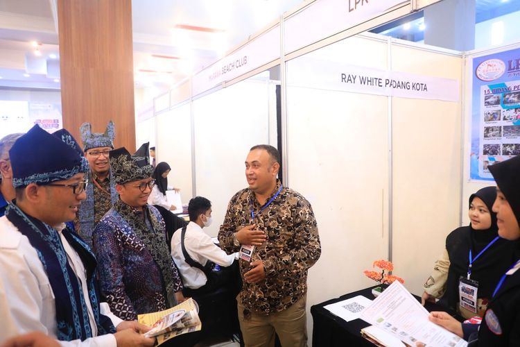Sekretaris Jenderal (Sekjen) Kementerian Ketenagakerjaan (Kemenaker) Anwar Sanusi membuka Job Fair Hybrid Kota Padang 2023 di Gedung Youth Center, Padang, Sumatera Barat (Sumbar), Rabu (25/10/2023).
