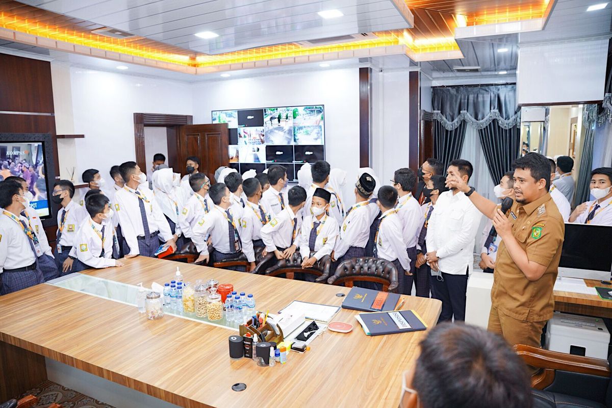Wali Kota (Walkot) Medan Bobby Nasution menerima kedatangan rombongan siswa dari Perguruan Islam Al Amjad di Balai Kota Medan, Selasa (4/10/2022).