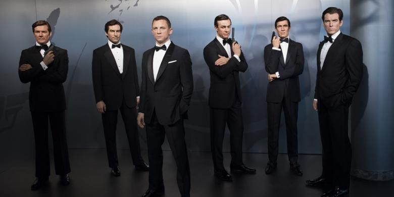 Patung lilin para pemeran James Bond, (dari kiri) Roger Moore, Timothy Dalton, Daniel Craig, Sean Connery, George Lazenby, and Pierce Brosnan, dipajang di museum Madame Tussauds Berlin, Jerman, Selasa (4/10/2016).