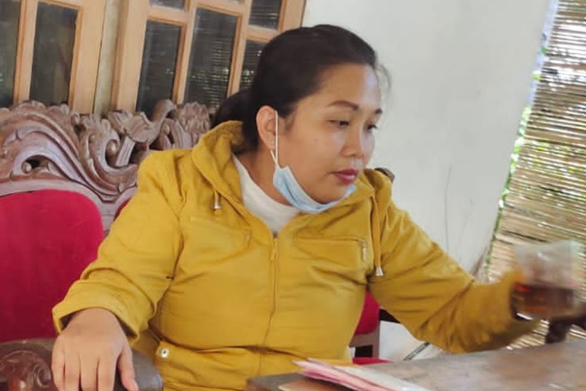 Penampakan Dwi Rahayu oknum istri TNI AD yang menipu ratusan pensiunan di Kabupaten Purworejo Jawa Tengah.
