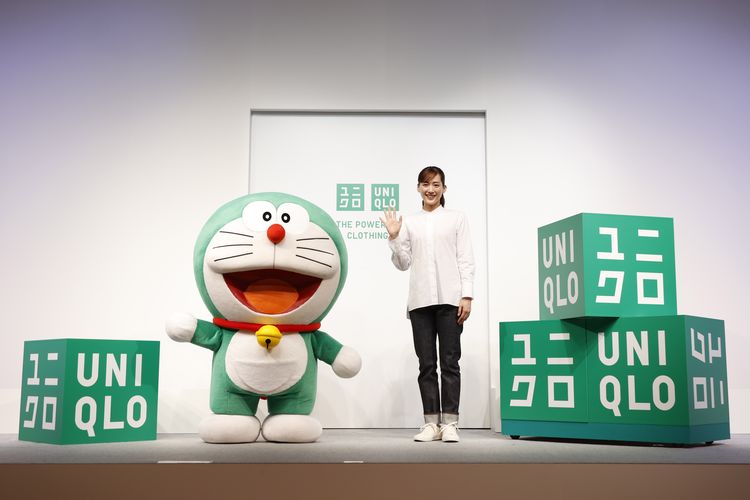 Doraemon hijau bersama Haruka Ayase sebagai brand ambassador Uniqlo