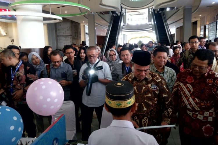 Menteri Pendidikan dan Kebudayaan Muhajir Effendy saat melihat salah satu stand Festival Inovasi dan Kewirausahaan Siswa Indonesia 2018 di Yogyakarta