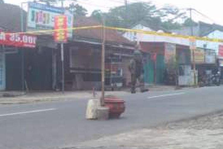 Anggota Tim Jihandak Satuan Brimob Polda Jawa Tengah sedang memeriksa benda mencurigakan yang diduga kuat bom rakitan di Tegalrejo, Kabupaten Magelang, Jawa Tengah, Selasa (27/12/2016).