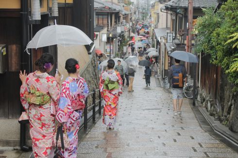 Pelancong, Kyoto, dan Kimono...