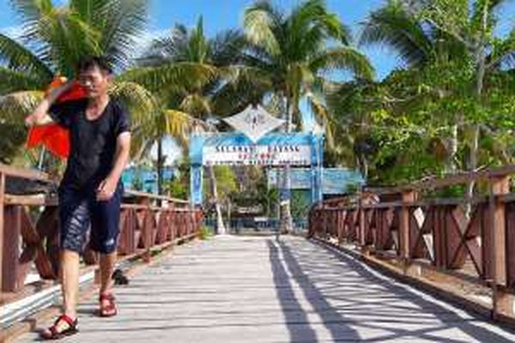 Dermaga di Pulau Arborek, Kamis (5/5/2016). Desa wisata Arborek berada di Pulau Arborek, Kabupaten Raja Ampat, Papua Barat. Luas pulau berpasir putih dan dipenuhi homestay ini cuma 6 hektar. Desa Arborek pernah meraih juara satu sebagai Kampung Wisata Terbaik se Papua Barat.