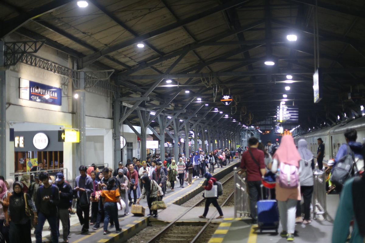 Ilustrasi penumpang kereta di stasiun. 