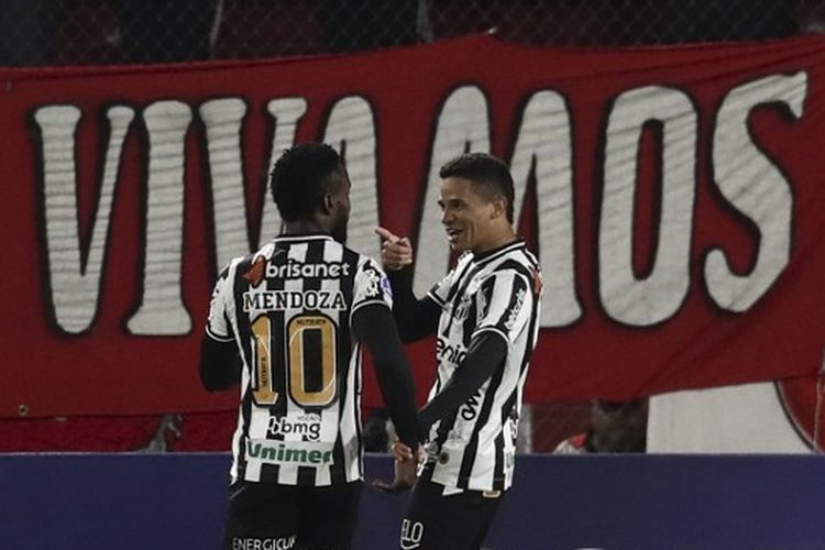 Stiven Mendoza berselebrasi bersama rekan setimnya dalam laga melawan Argentina Independiente pada Copa Sudamericana pada 25 Mei 2022. Terkini, Santos FC telah terdegradasi dari kasta tertinggi Liga Brasil. (Foto oleh ALEJANDRO PAGNI / AFP)