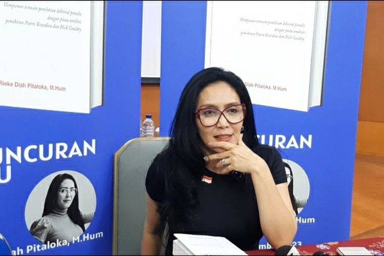 Aktris Rieke Diah Pitaloka di Auditorium Komunimasi UI, Depok, Jawa Barat, Rabu (22/11/2023)