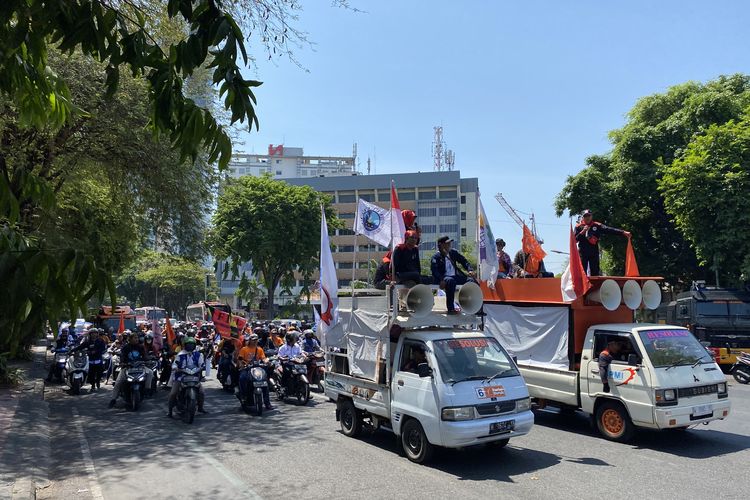 Massa buruh di Surabaya tutup Jalan Gubernur Suryo, sebabkan kemacetan