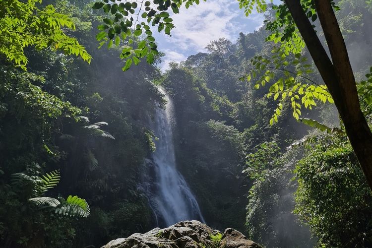 Pemandangan Curug Cigentis di Karawang.