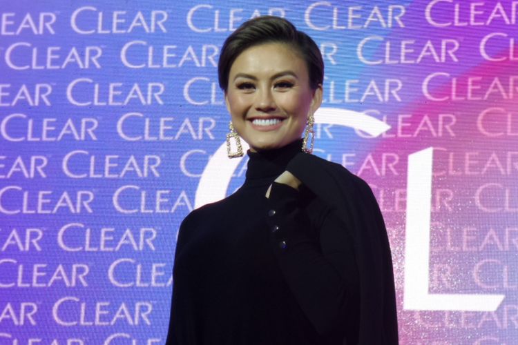 Penyanyi sekaligus brand ambassador Clear Agnez Mo hadir dalam acara peluncurn kampanye terbaru Clear di Empirica, SCBD, Jakarta, Jumat (21/9/2018).