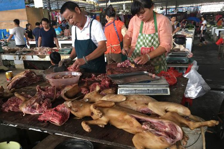 Para pedagang menyiapkan daging anjing di Pasar Nanqiao di Kota Yulin, Provinsi Guangxi, China Selatan, Rabu (21/6/2017).  
 