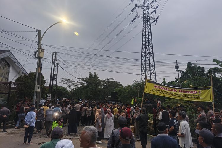 Forum Komunikasi Warga Arcamanik Berbhineka ketika berunjuk rasa menentang penggunaan Gedung Serba Guna (GSG) Arcamanik di Jalan Sky Air, Kelurahan Sukamiskin, Kecamatan Arcamanik, Kota Bandung, Jawa Barat sebagai tempat ibadah, Kamis (17/4/2025) sore.