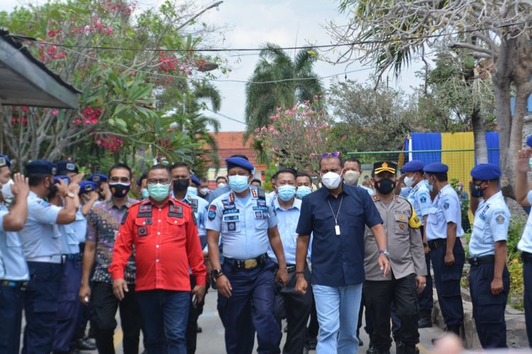 PANTAU-- Wakil Menteri Hukum dan HAM RI Edward Omar Hiariej (baju biru tua) memantau jalannya proses vaksinasi narapidana di Lapas Kelas I Madiun, Kamis (9/9/2021).