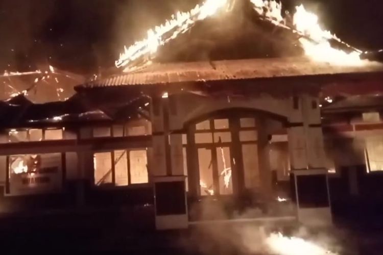 Kantor Kecamatan Huamual, kabupaten Seram Bagian Barat, Maluku hangus terbakar, Sabtu (11/2/2023) dinihari sekira Pukul 02.30 WIT, Polisi kini tengah menyelidiki penyebab kebakaran kantor tersebut