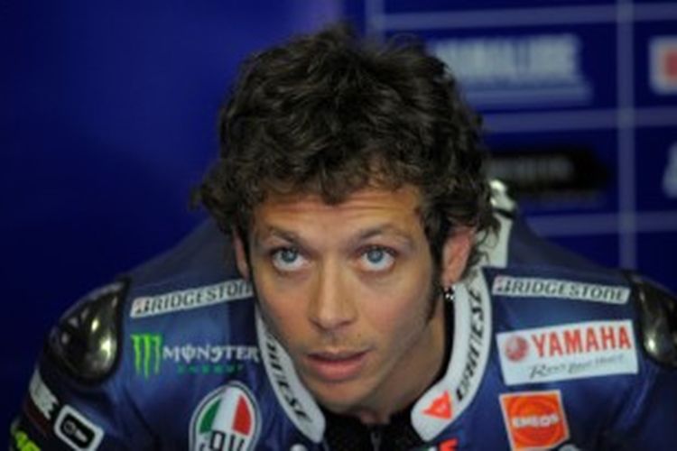 Pebalap MotoGP asal Italia, Valentino Rossi, menunggu di garasi Yamaha sambil memperhatikan lintasan Circuit de Catalunnya, saat sesi latihan bebas, Jumat (14/6/2013)