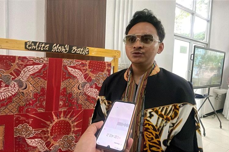 Veby Wibisana (25) pemilik Erigandana Batik, saat diwawancarai di Mall Pelayanan Publik, Soreang, Kabupaten Bandung, Jawa Barat, Senin (27/10/2025)