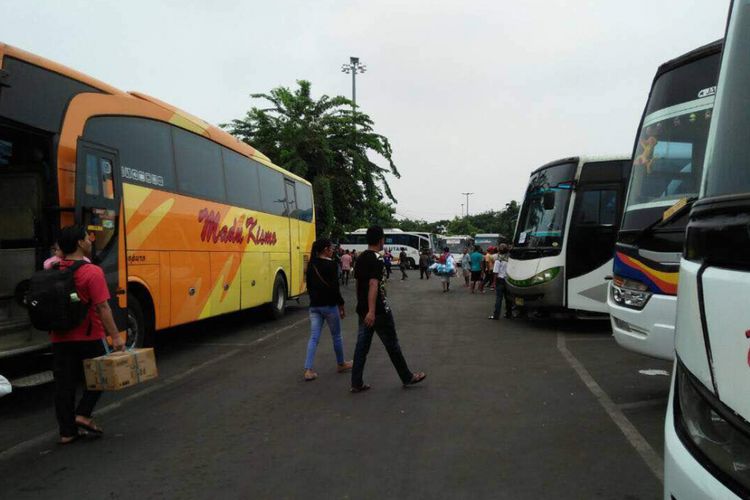 Pemudik menggunakan angkutan bus di Terminal Tanjung Priok  menunggu keberangkatan, Jumat (23/6/2017)