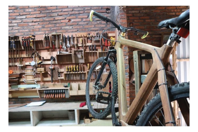 Salah satu bentuk sepeda kayu Kikajeng yang dibuat oleh pelaku UMKM asal Sidoarjo, Jatim Sukijan. 