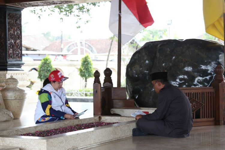 Kirab Obor Asian Games 2018 tiba dan singgah di Kota Blitar, Jawa Timur, Jumat (20/7/2018). Rombongan kirab menyambangi makam Bung Karno di Jl Ir Soekarno, Blitar, dan disambut langsung oleh cucu Bung Karno, Menko PMK Puan Maharani. 