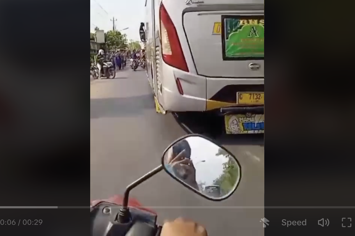 Tangkapan layar video anak kecil berburu klakson basuri. Naik motor tanpa bimbingan orang tua dan bisa membahayakan