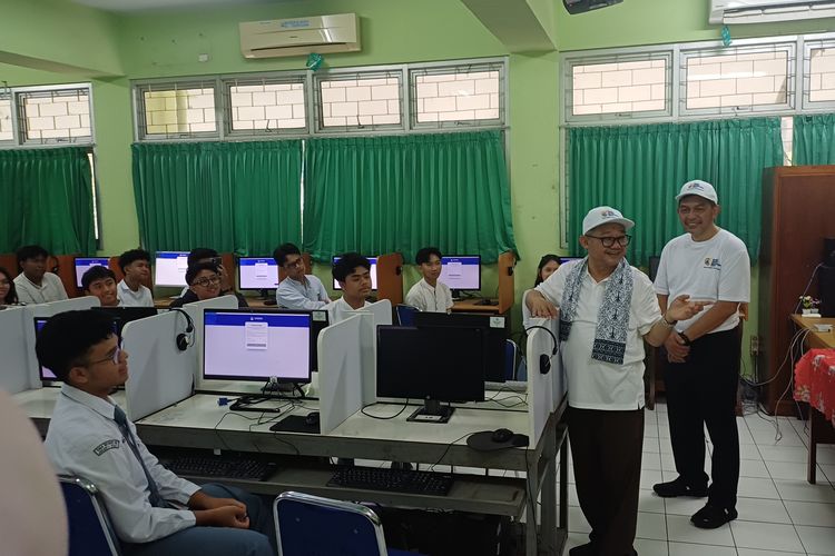 Tinjau TKA Ulang di SMAN 68, Mendikdasmen Ingatkan Murid untuk Rileks