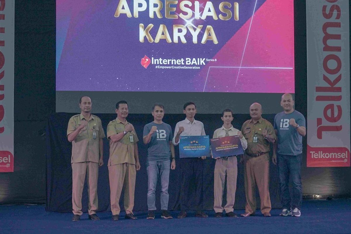 (Kiri-Kanan) Kepala Dinas Kominfo Kota Kediri Arief Kurniawan, Pengawas Cabang Dinas Pendidikan Kediri Budhi Santoso, Mobile Consumer Branch Madiun Telkomsel Catur Surya Irawan, Pemenang Apresiasi Karya Guru dari SMAN 1 Kediri Adi Wicaksono SPd, Pemenang Apresiasi Karya Siswa dari SMKN 2 Kediri Sakka Aji Fausta, Kepala SMKN 2 Kediri M Zamroji MPd, dan GM Corporate Social Responsibility Telkomsel Andry Priyo Santoso pada acara Roadshow Internet BAIK Series 8 yang mengusung tema ?Empower Creative Generation? di Kediri.