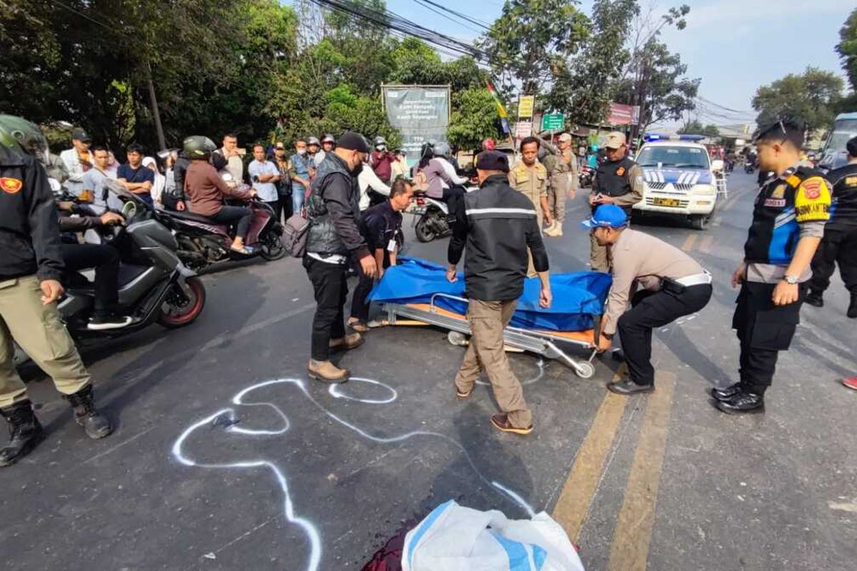 Polisi saat mengevakuasi korban kecelakaan maut di Jalan A. H. Nasution, Kecamatan Cibiru, Kota Bandung, Kamis (14/9/2023).
