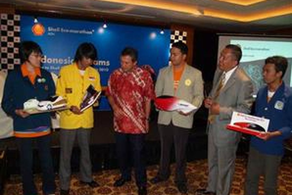 Wakil peserta memperlihatkan model kendaraan yang akan diikutkan pada lomba kepada Presdir  Shell Indonesia, Darwin Silalahi (dua dari kanan) dan  Marzan Iskadar (ketiga dari kiri).