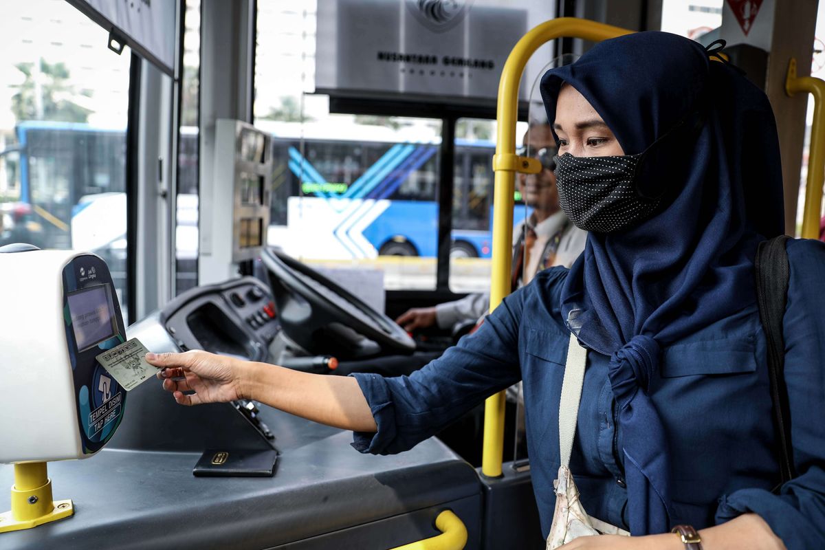 Direktur Utama PT Transportasi Jakarta (Transjakarta) Agung Wicaksono melakukan sosialisasi penggunaan alat pembayaran Tap On Bus (TOB) di salah satu bus non-BRT, di Halte Transjakarta Bundaran HI, Jakarta Pusat, Selasa (6/8/2019). PT Transportasi Jakarta akan mengganti alat pembayaran EDC (electronic data capture) yang selama ini digunakan di bus non-BRT (non-koridor) dengan alat pembayaran TOB. Dengan alat ini, seluruh pembayaran akan menjadi cashless dan tidak ada lagi pembayaran dengan uang cash di atas kendaraan bus non-koridor.