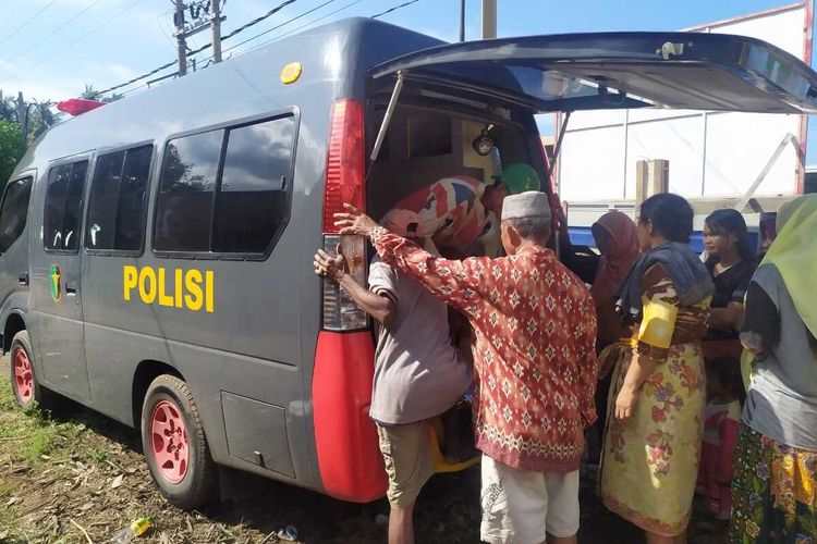 Polda NTB saat berikan layanan pengobatan gratis kepada korban bank di Desa Obel-Obel, Lombok Timur