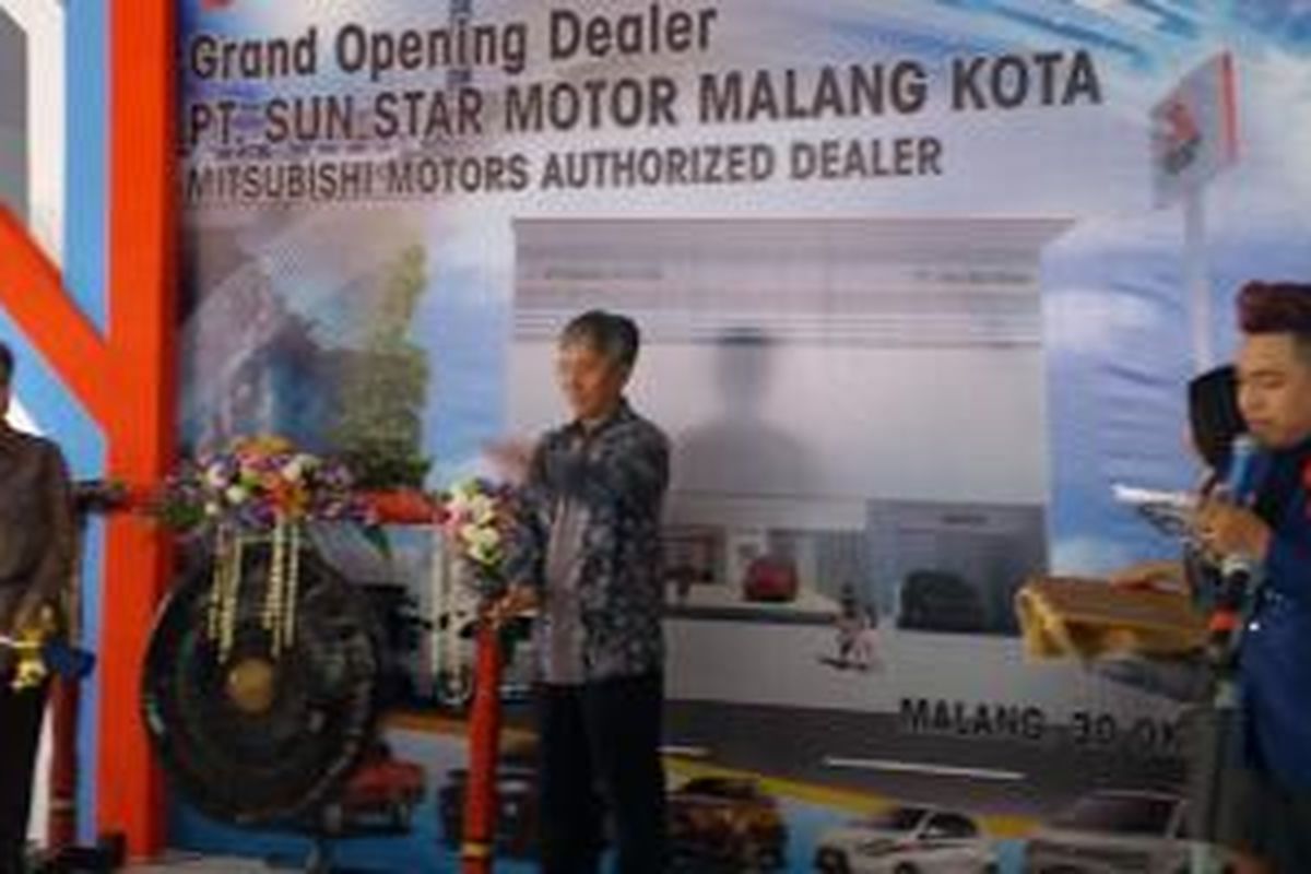 Peresmian diler baru Mitsubishi PT Sun Star Motor Malang yang dilakukan oleh Executive General Manager PT KTB Kosei Tamaki dan Direktur Utama PT Sun Star Motor Lisa Tjandrakusuma pada Jumat (30/10/2015) di Malang, Jawa Timur.