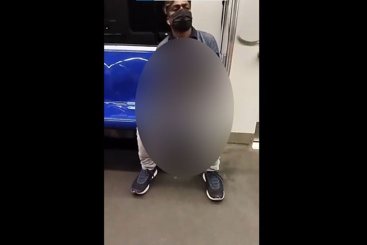 Tangkapan layar dari video pria masturbasi di LRT Malaysia pada Minggu (4/4/2021). Pelaku duduk di depan wanita. Korban yang ketakutan merekamnya sebagai bukti lalu melapor ke polisi, tetapi baru dibantu setelah videonya viral.