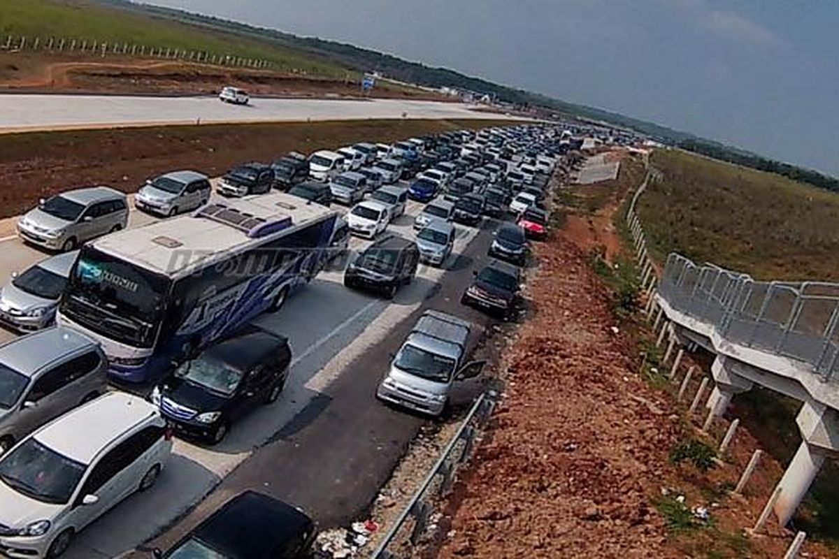 Kepadatan arus balik di pintu Tol Cikopo