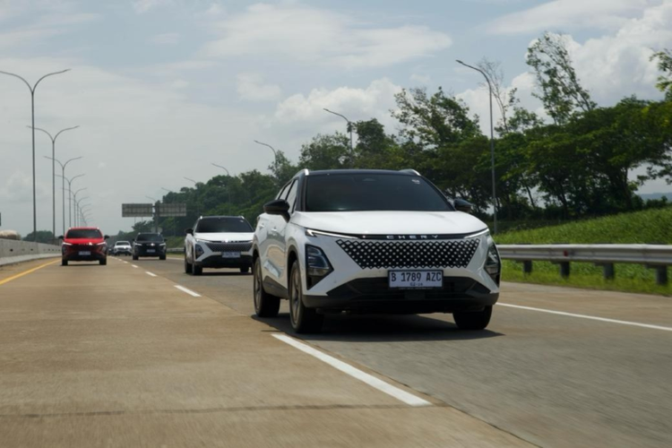 Iring-iringan Chery C5 CSH Hybrid membuktikan efisiensi optimal teknologi Chery Super Hybrid melalui perjalanan media test drive rute Jakarta-Semarang-Jakarta yang menempuh jarak 940 kilometer hanya dalam sekali pengisian bahan bakar.
