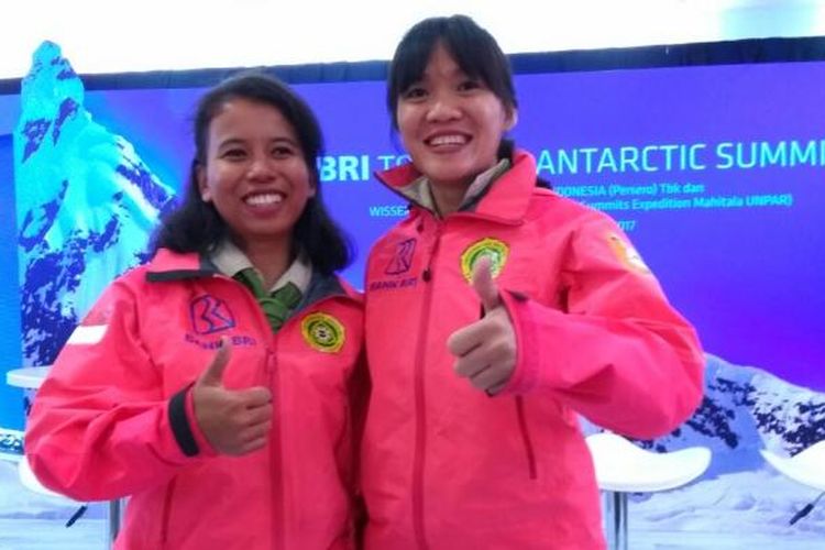 Fransiska Dimitri Inkirawang (23) dan Mathilda Dwi Lestari (23) baru saja menuntaskan pendakian ke lima dari tujuh puncak gunung tertinggi dunia. 