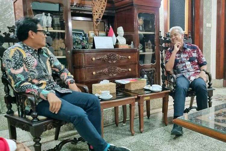 Gubernur Jateng Ganjar Pranowo berbincang dengan Pemred Kompas.com Wisnu Nugroho di rumah dinasnya, Jumat (3/2/2023).