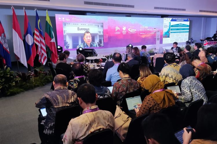 Menteri PPN Suharso Monoarfa menyampaikan sambutan secara virtual dalam Forum Blue Econony ASEAN, di Belitung, Senin (3/7/2023). 